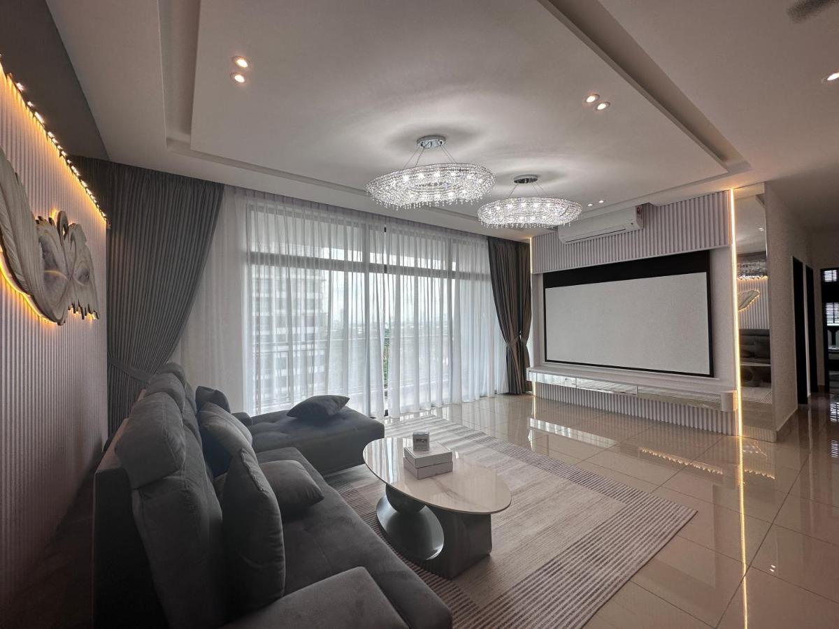 New Mount Austin Swarovski Design 15 Pax Apartment *
